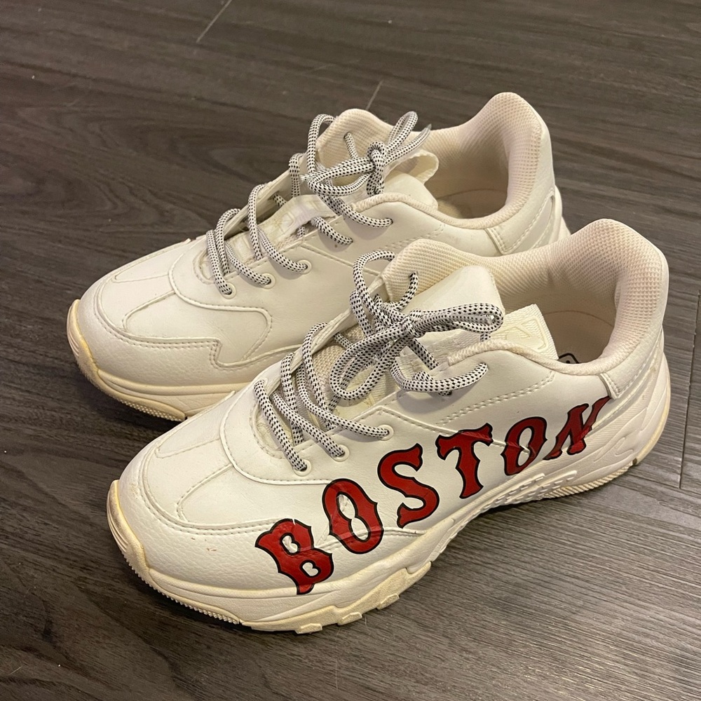 MLB Korea Sneakers in an EXCELLENT condition. Women US 9.